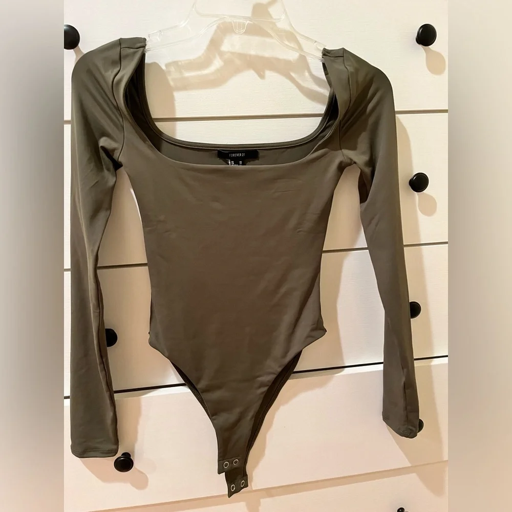 NWT - long sleeve bodysuit - Picture 4 of 7